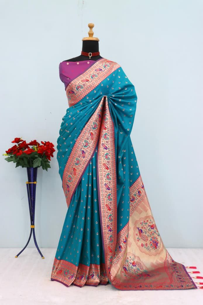 Has floral and peacock motifs on the zari border and pallu - SKY
