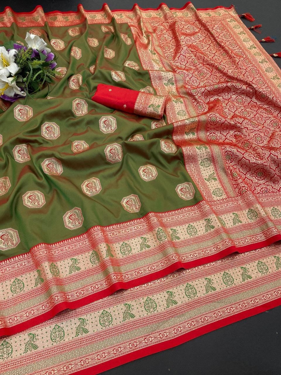 Royal Jacquard Elegance Saree with Designer Pallu - GREEN