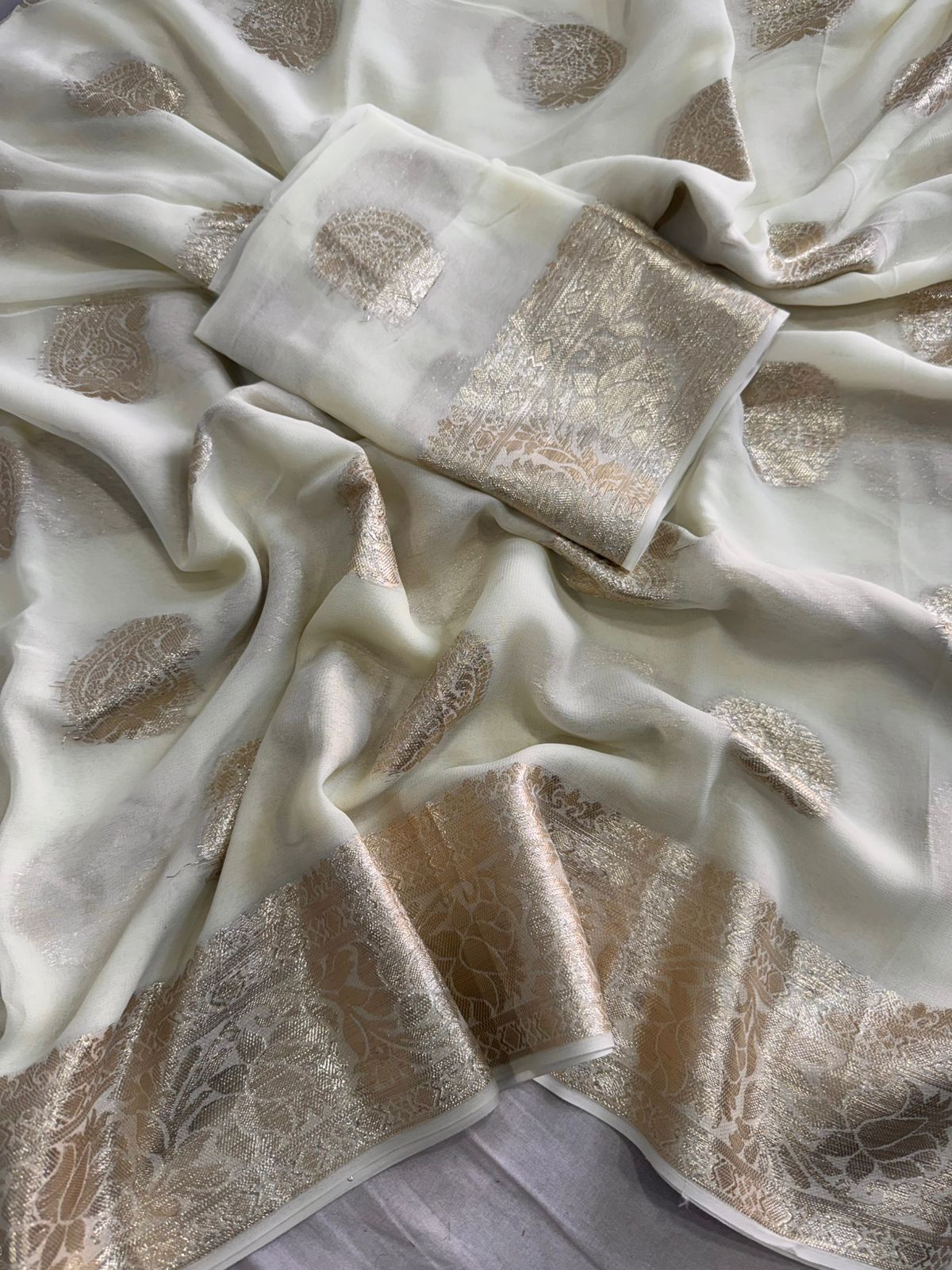 Elegant Viscose Georgette white Saree With Running Blouse